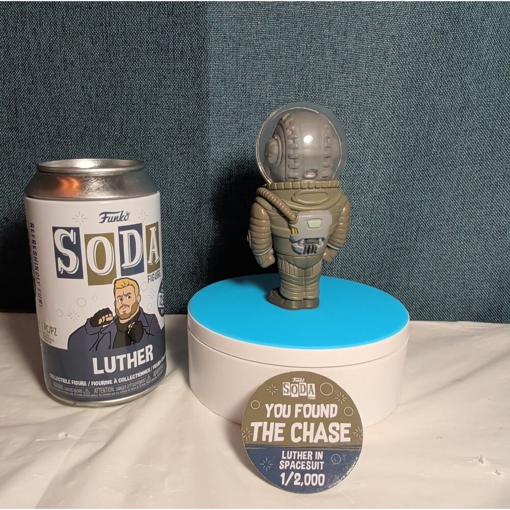 Funko Soda Luther Spacesuit Chase Vinyl Figure 1/2000 - Picture 8 of 16
